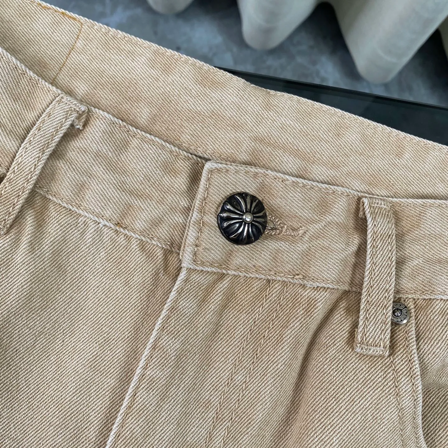 P240 CH Chromehearts Miami-limited fluorescent blue cross-patched khaki jeans, priced at 34W, patched with cross-patterns, washed jeans! ! An absolutely high-end luxury product, a 1.9W-level god-level single product, a super popular product, made by top heavy industry, a magic weapon that cannot be missed! [About Zangyin] This is an extremely luxurious fashion brand that can also be called the aristocracy of the high street. It has always been an exclusive brand for some hipsters or rich second generations. Compared with ordinary high streets, it is more luxurious and noble. Compared with luxury brands, it is more fashionable and individual. It has always been a brand that I have a special liking for. [Top heavy industry fashion design] Consistently high-street luxury style. Speaking of this style, the Zangyin family and GU family are definitely the leading representative brands. Especially the Zangyin family has really achieved a state-of-the-art effect in creating high-street style. The unique washed material is used to create this style. The color system is already quite eye-catching. After it is decorated with patchwork cross flowers, it cleverly highlights the charm of the brand. Secondly, this style uses classic The high-waist cutting design highlights the long legs and fashionable temperament of the upper body. The brand is highly recognizable and the slim fit configuration is more suitable for daily wear. It is a product that interprets personality, fashion, and specifications at a glance. This single product is enough to make any fan excited. It can be a white T-shirt for a youthful college style, or a tight suspender for a royal style. It has strong matching ability and can be easily controlled by men.  [Materials and craftsmanship] Needless to say, this point goes without saying. As an excellent craftsman brand, Zangyin’s requirements for details and craftsmanship are really perfect. The washed color of this model has gone through so many processes, not to mention the embellishment of denim appliques. It is also purely hand-made and sewn. Just like what they believe in, only hand-made things have soul and have the meaning of wear. A top-notch heavy-duty fashionable denim item, I look forward to your perfect interpretation! !  Color: Khaki Size: 28-34